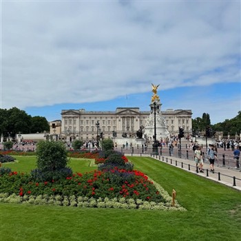 Queen Elizabeth: Her Life In Style